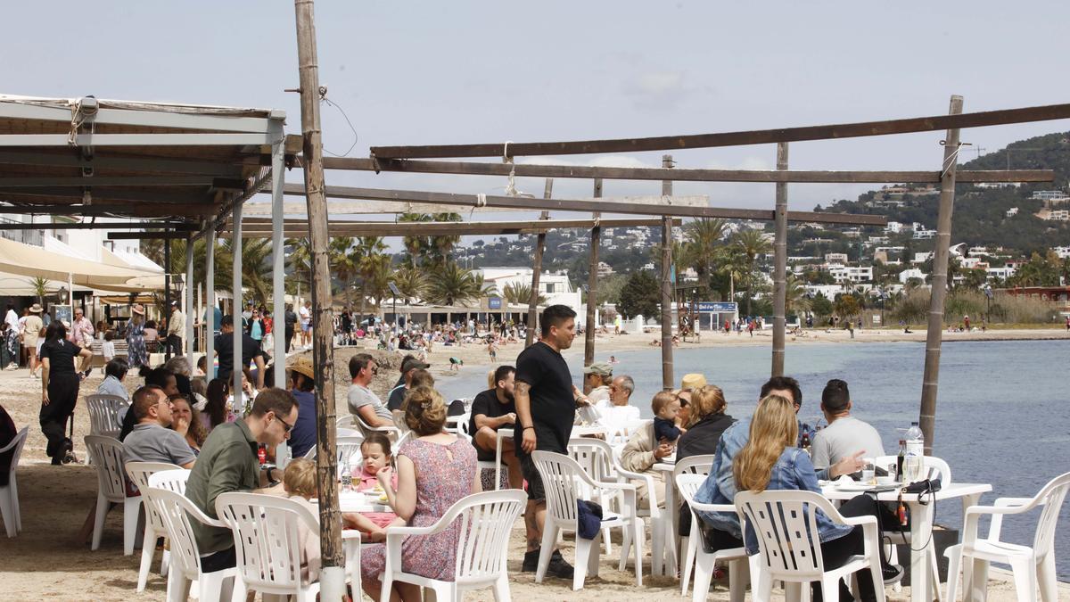 Imagen de una terraza de Ibiza un día de buen tiempo