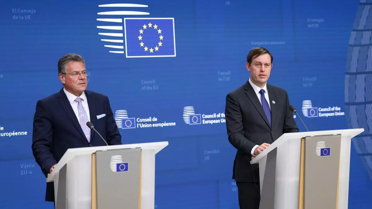 La UE y EEUU acuerdan intensificar las negociaciones por los aranceles