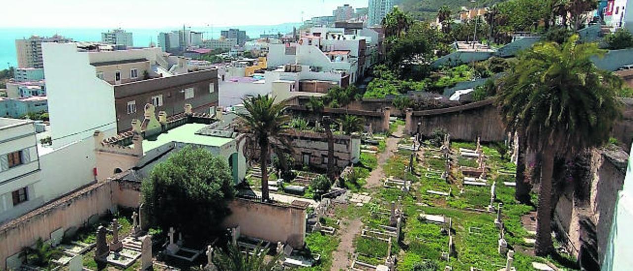 El cementerio inglés de la ciudad, antes de la rehabilitación de 2012. A la derecha, arriba, una foto antigua del de Puerto de la Cruz, y, abajo, el de Santa Cruz de Tenerife.