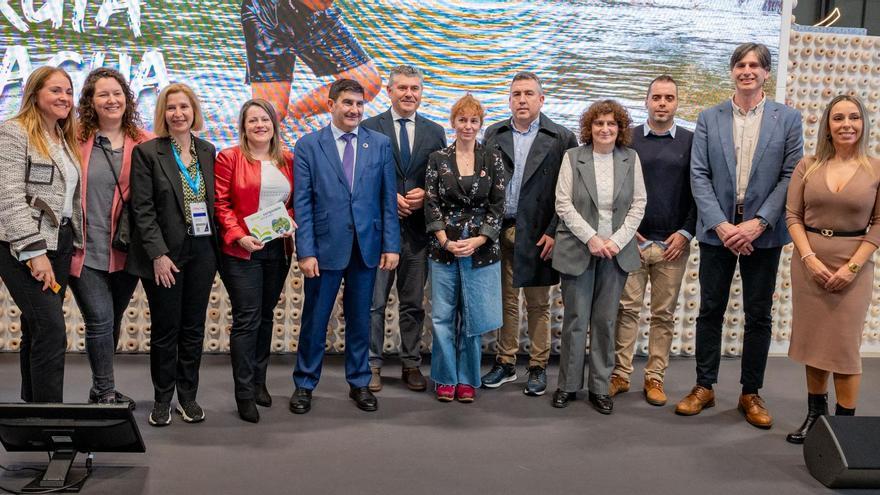 María Vázquez, séptima por la izquierda, con técnicos y autoridades en la presentación del video