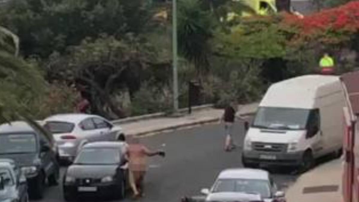 Un hombre destroza varios vehículos aparcados en Las Palmas de Gran Canaria