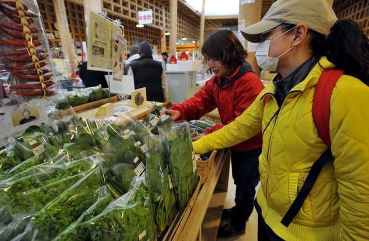 Dues japoneses compren espinacs lliures de radioactivitat en un supermercat, dimecres, a Kawakita, a la prefectura de Miyagi. Dues japoneses compren espinacs lliures de radioactivitat en un supermercat, dimecres, a Kawakita, a la prefectura de Miyagi.