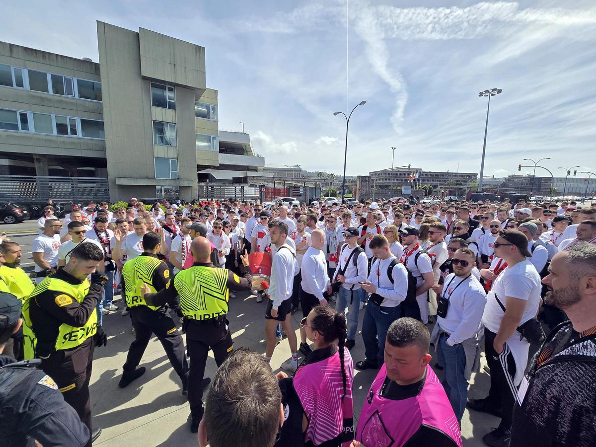Balaídos se prepara para el Celta-Friburgo: miles de aficionados llegan al estadio en la previa