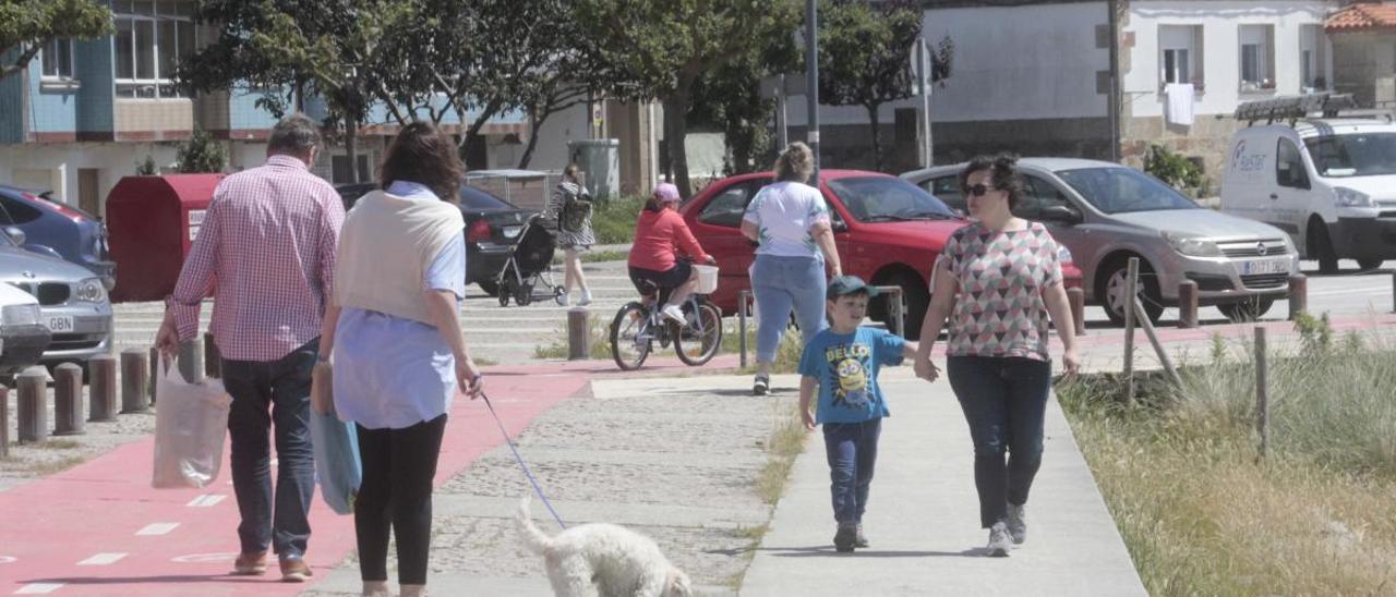 Gente paseando por Rodeira / Santos Álvarez