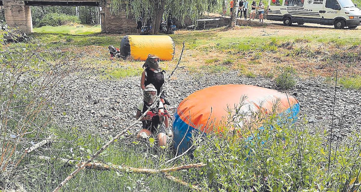 Jóvenes y no tan jóvenes disfrutaron de la jornada de paintball el 1 de agosto.