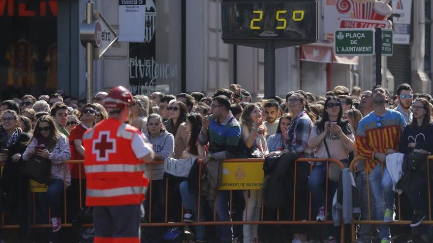 El termómetro marca 25º en el momento del disparo de la mascletà.