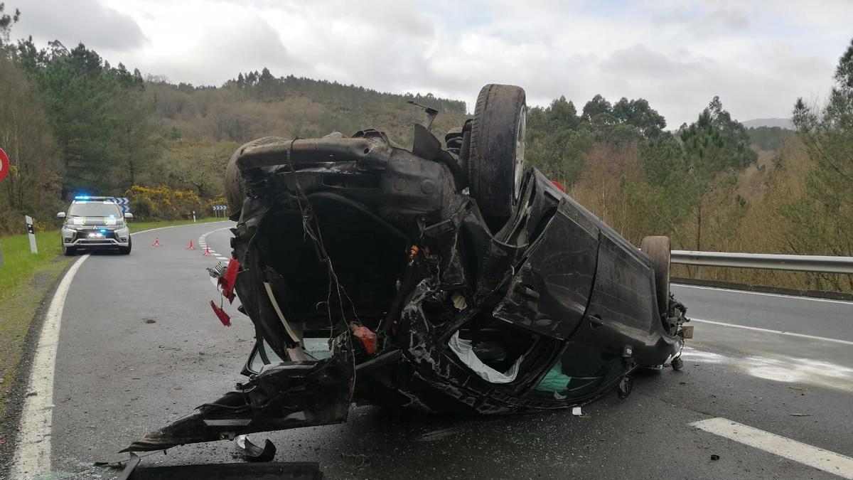 Susto en Agolada por el vuelco de un coche con un bebé