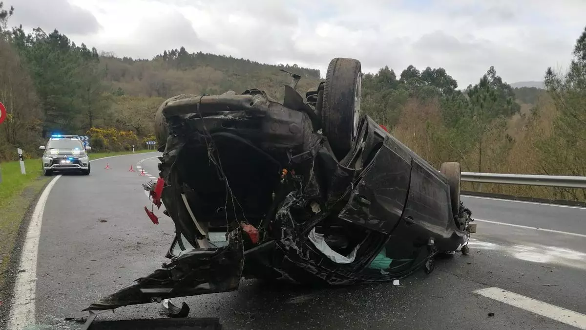 Susto en Agolada por el vuelco de un coche con un bebé