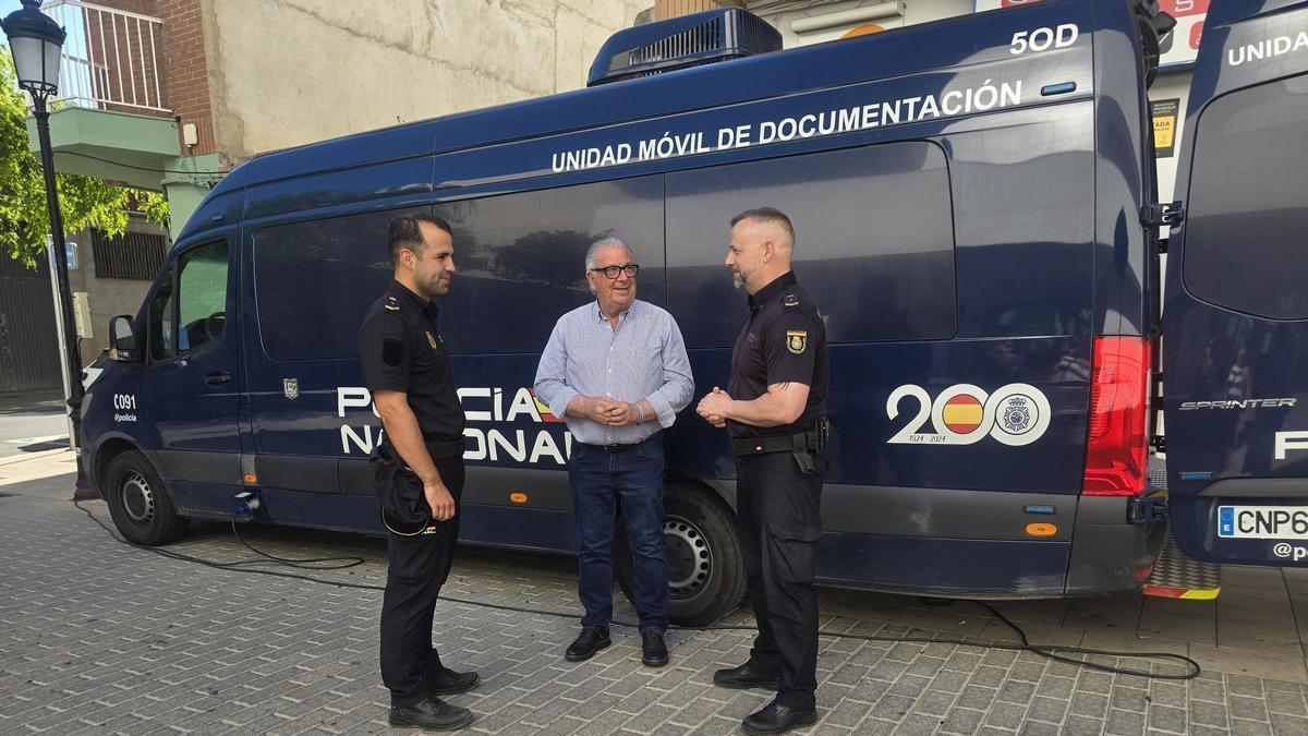 Unidad móvil de la Policía Nacional en Orpesa.