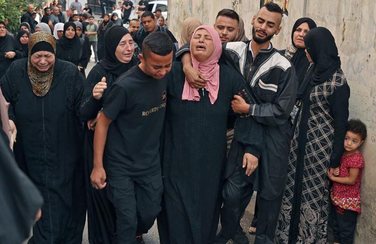 Palestinos llevan el cuerpo de Nasim Fayed en su funeral en Jenin