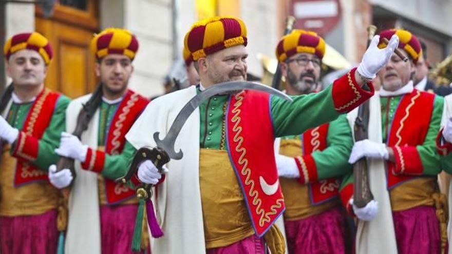 Transcurrió con la marcialidad acostumbrada, en un desfile que incluyó alicientes como la formación de los Abencerrajes o de la Magenta sin dejar de lado un gran componente musical, sobre todo con pasodobles «clásicos» de Alcoy.