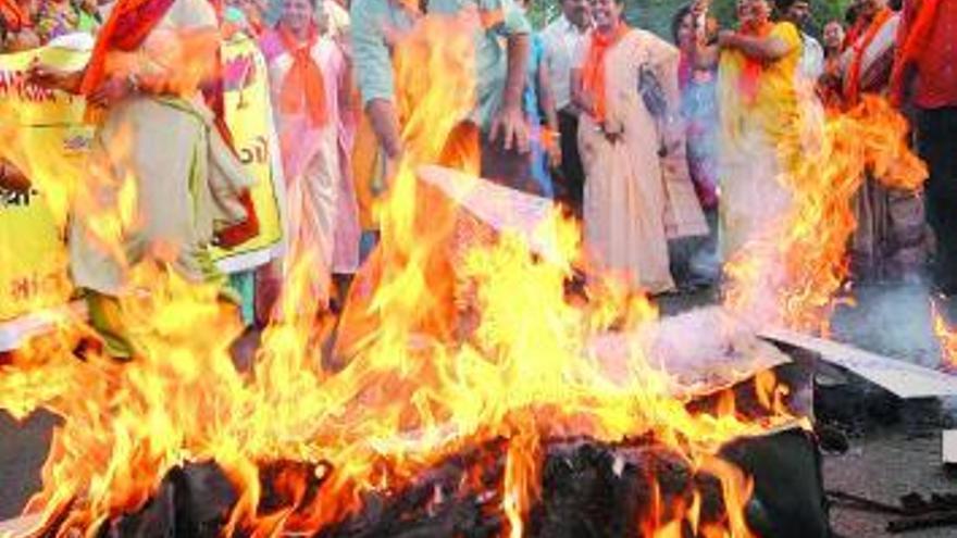 Ciudadanos de Jaipur queman monigotes que representan a terroristas.