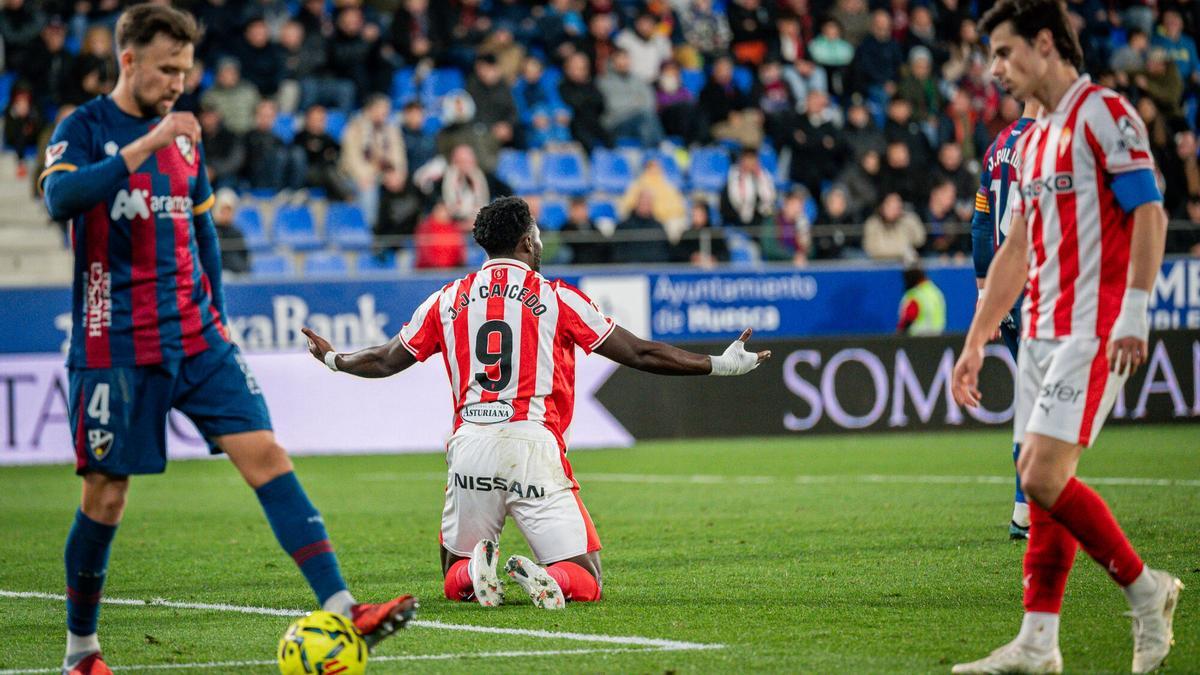 Fútbol. Partido correspondiente a la jornada 15 de Segunda División temporada 2025-2026 entre el Huesca y el Sport. Gijón. Estadio El Alcoraz FÚTBOL. HUESCA-SPORTING. LIGA 2025-2026