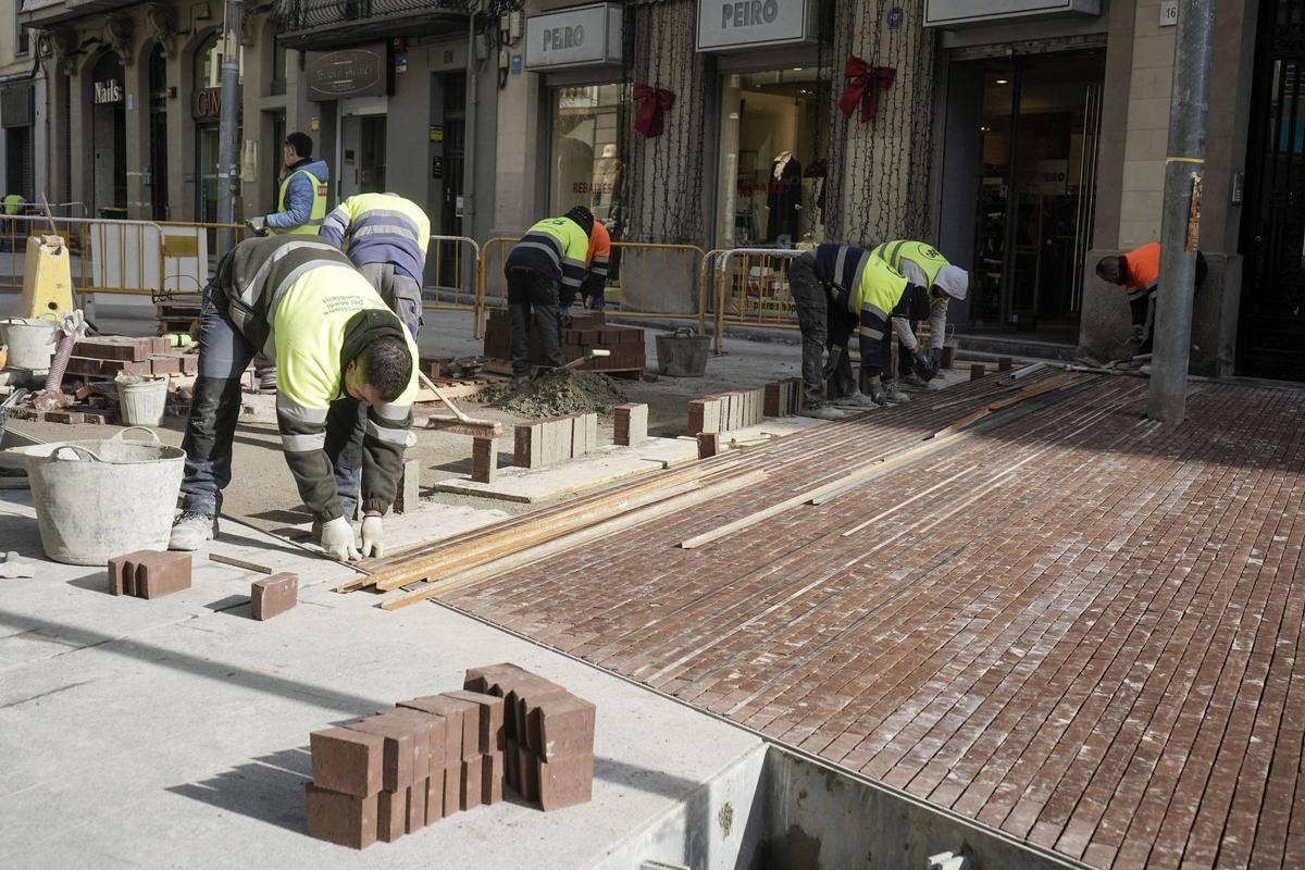 Obres al carrer Guimerà de Manresa
