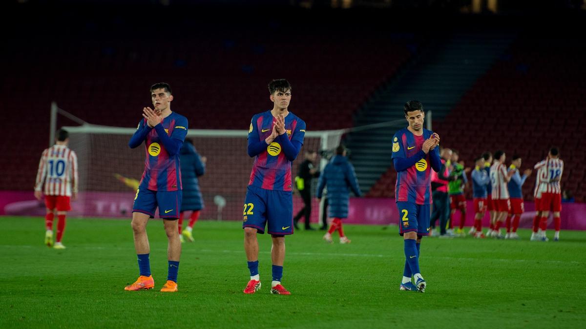Marc Bernal, entre Gerard Martín y Cancelo, tras el partido frente al Atlético en el Camp Nou.