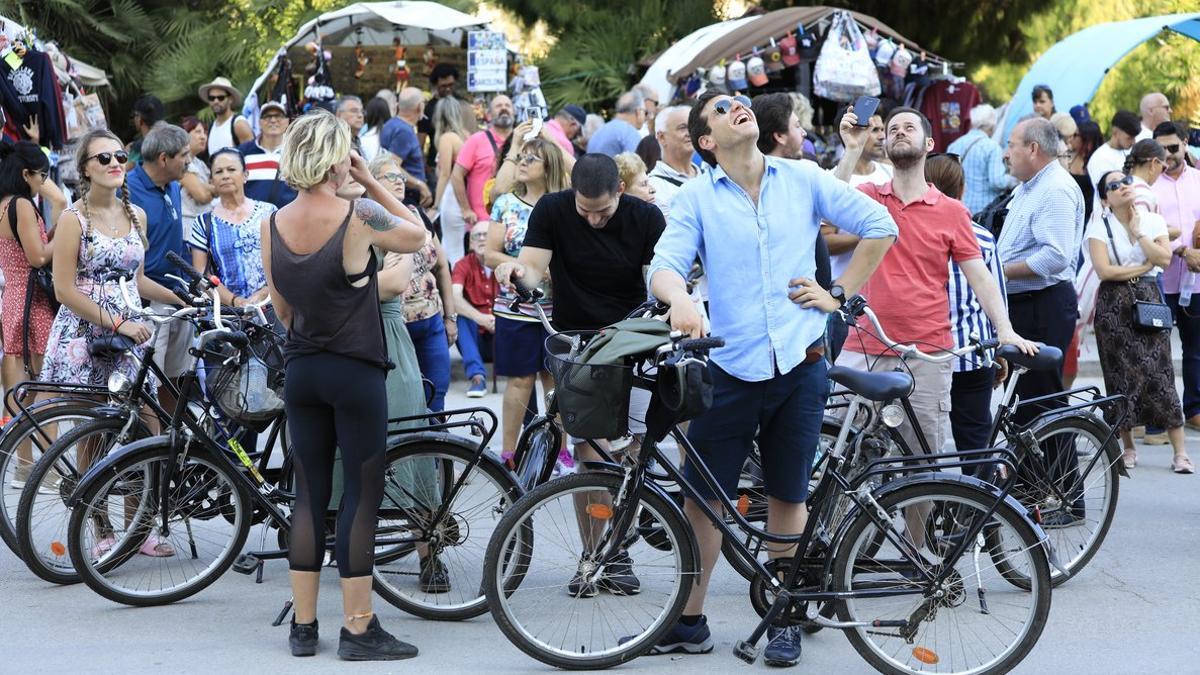 Un grupo de turistas, frente a la Sagrada Família.