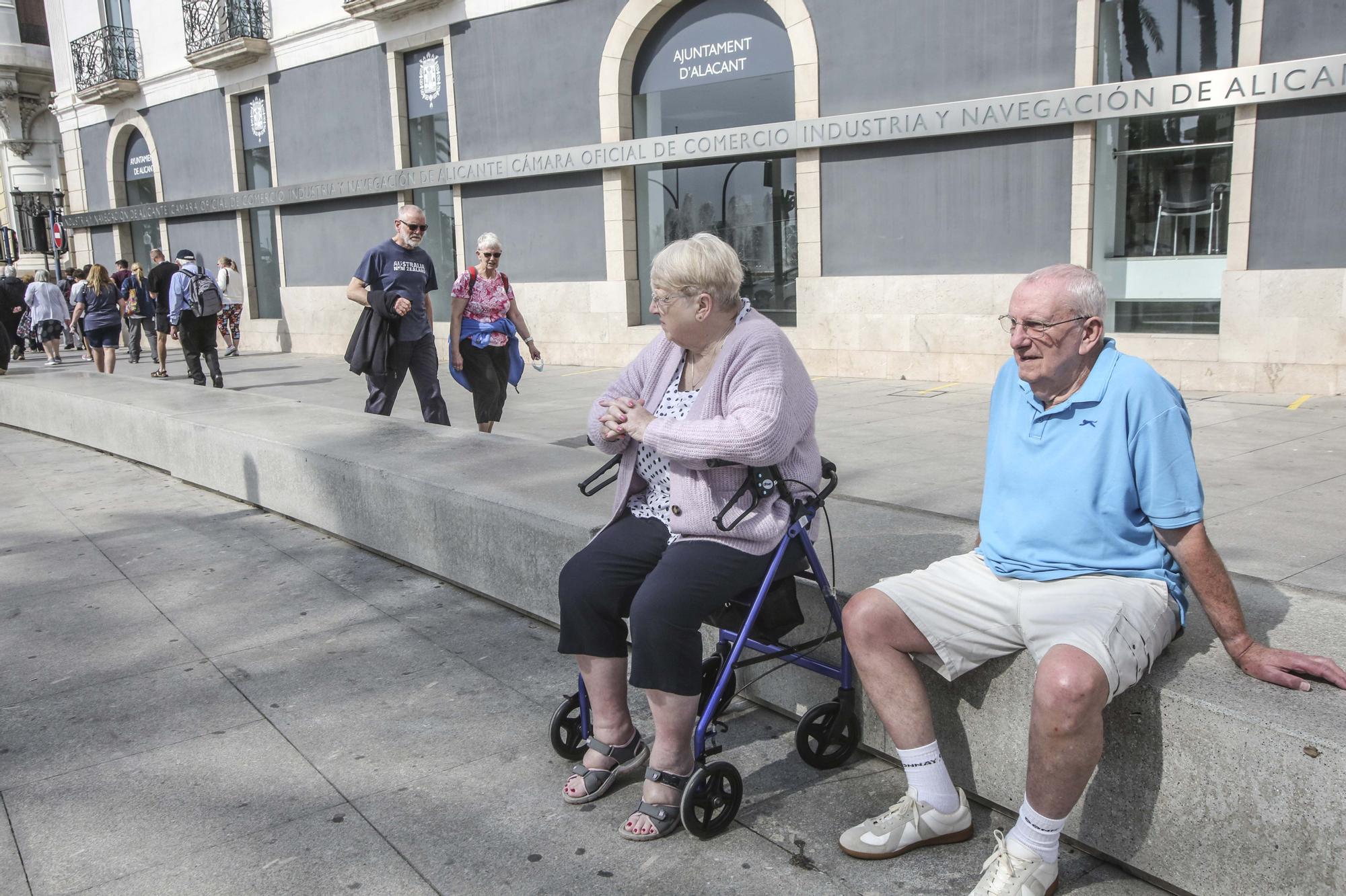 4.000 cruceristas dejan en Alicante 200.000 euros en una jornada