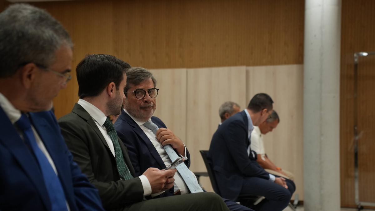 Carlos González conversa con su hijo y también acusado, Alejandro González, en la penúltima sesión del juicio.