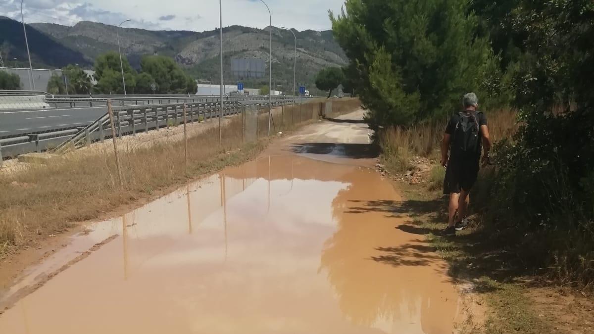 Foto de la vía agropecuaria que los vecinos de la urbanización piden al Ayuntamiento que acondicione para el paso de vehículos.