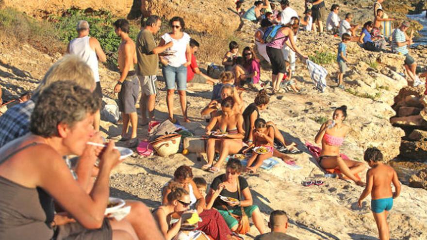 Gente disfrutando de sa berenada al lado del mar en Puig des Molins.