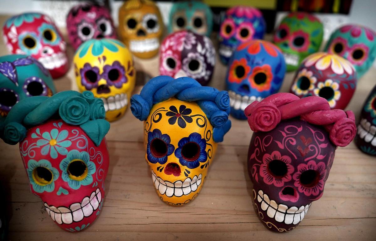 Daniela en la tienda de artesanía de México, Enraizarte.