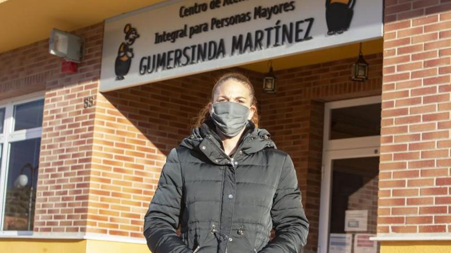 Ana Martínez frente a las puertas de la residencia de mayores de Navarrés, ayer por la tarde | PERALES IBORRA