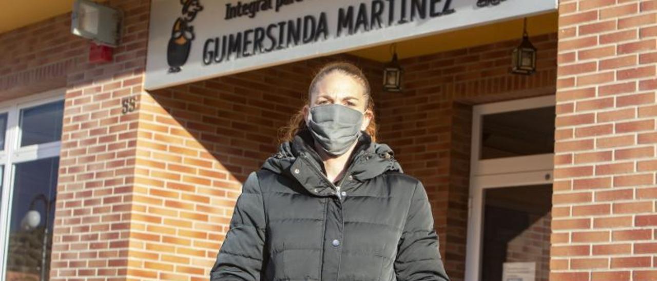 Ana Martínez frente a las puertas de la residencia de mayores de Navarrés, ayer por la tarde | PERALES IBORRA