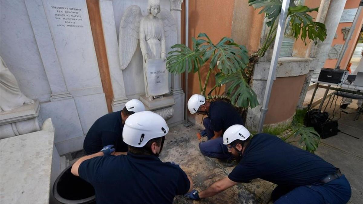 Operarios del Vaticano abre una de las dos tumbas donde se buscaba a Emanuela Orlandi.