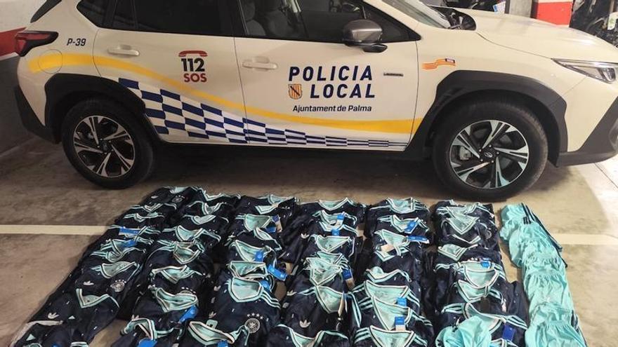 La Policía Local interviene 76 prendas falsas a un vendedor ambulante en la Playa de Palma
