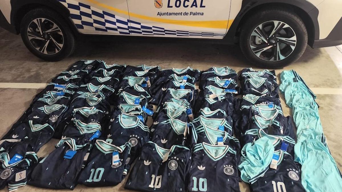 Las prendas falsificadas intervenidas por la Policía Local.