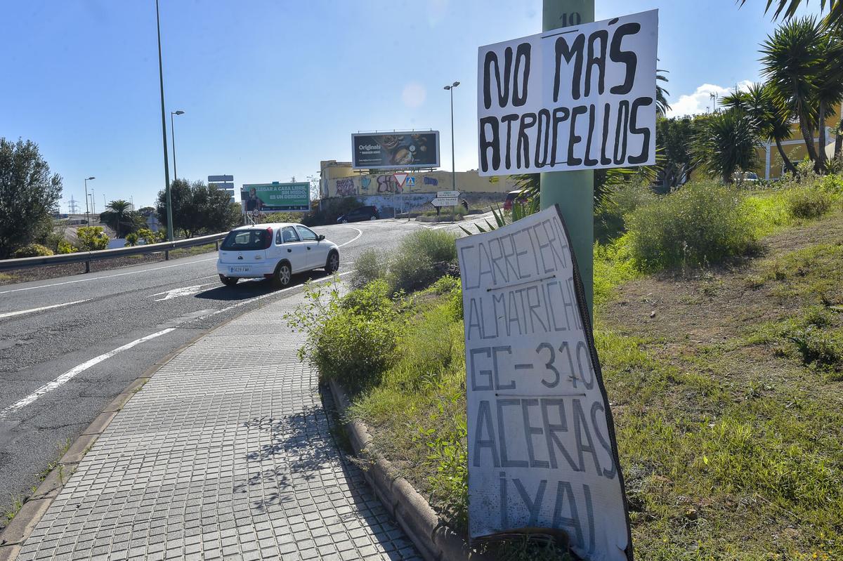 Carteles en la carretera de Almatriche pidiendo aceras.