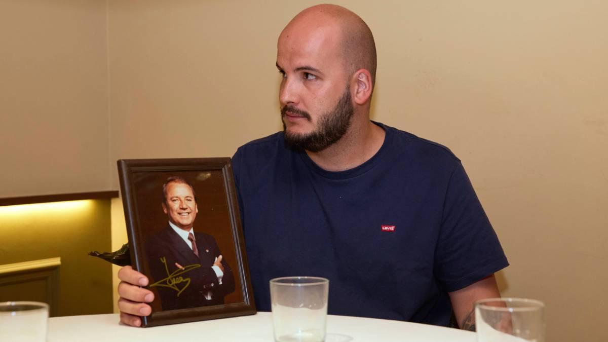 Víctor Pardo posa en Can Ugal con una foto de Josep Lluís Núñez que tienen como 'amuleto'