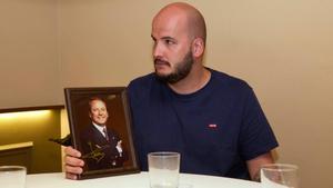 Víctor Pardo posa en Can Ugal con una foto de Josep Lluís Núñez firmada por Joan Laporta