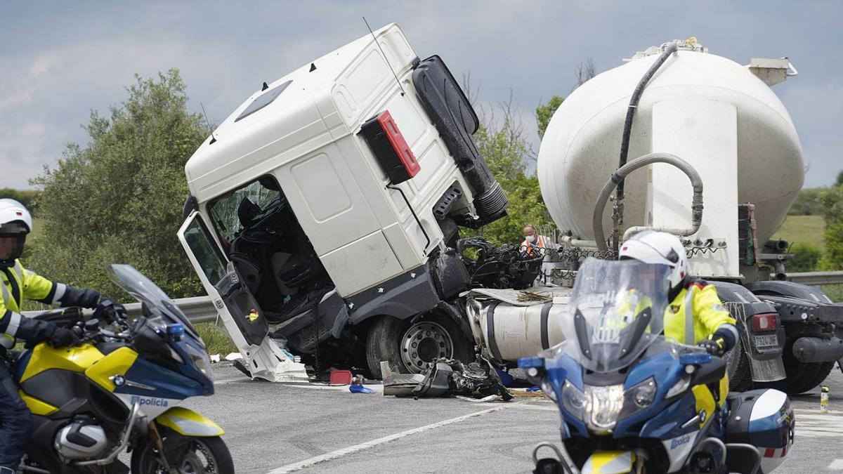 Un dels accidents mortals d’aquest any a Cornellà amb un cotxe i un camió implicats.  | MARC MARTÍ