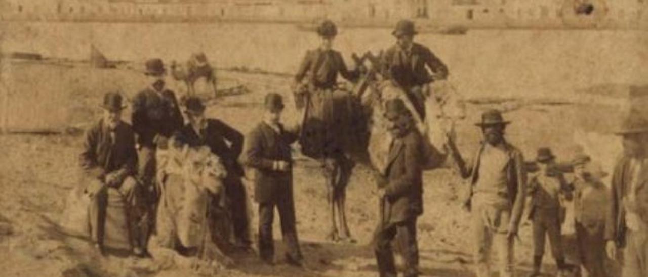 Olivia Stone, su séquito y unos campesinos en la salida de su expedición por Gran Canaria.