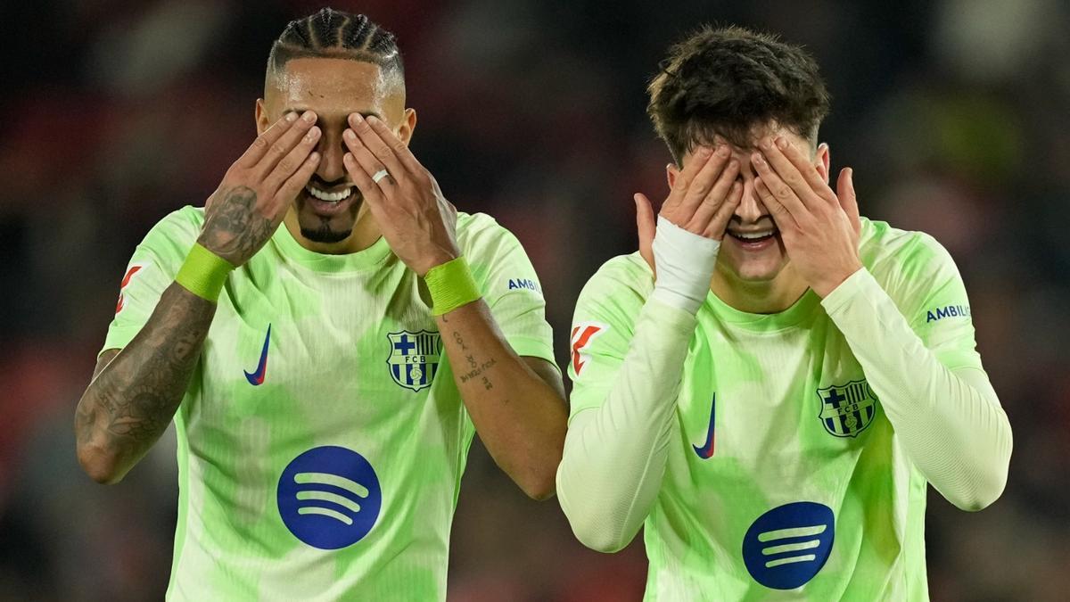 Raphinha y Pau Víctor celebran uno de los goles en Son Moix.