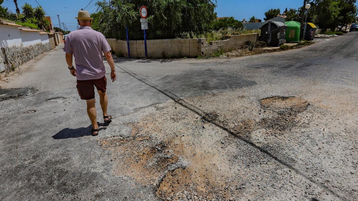 Desperfectos en el asfaltado de una calle de Orihuela Costa, en una imagen de archivo