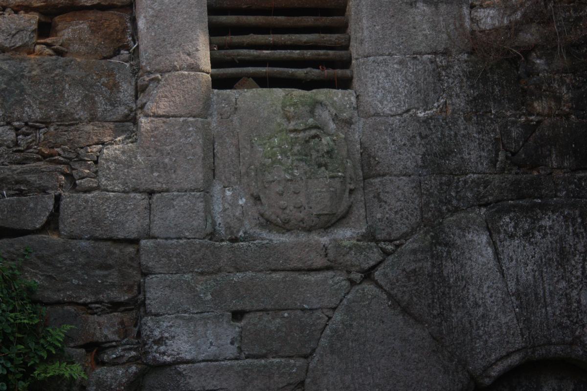 El escudo a la izquierda de la puerta principal de la torre