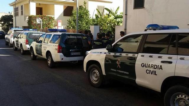 Varias patrullas de la Guardia Civil, durante el operativo.