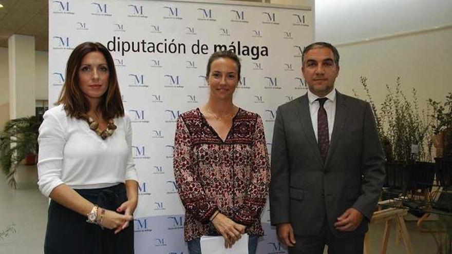 Marina Bravo, Odile Rodríguez y Elías Bendodo, ayer.