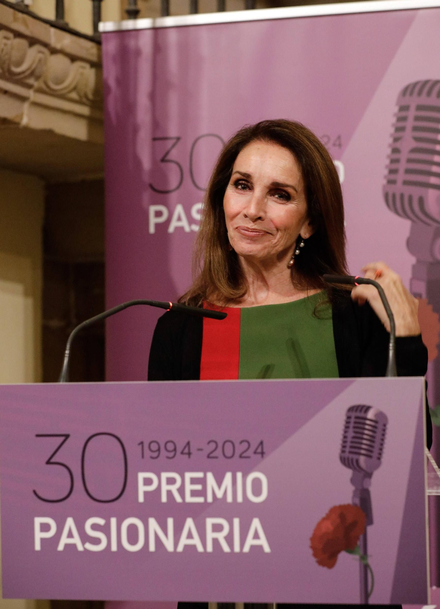 Ana Belén recibe el premio "Pasionaria" en la Colegiata (en imágenes)