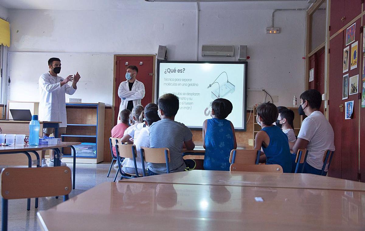 Dos miembros del equipo imparten un taller de ciencia en un colegio de Málaga. | L.O.