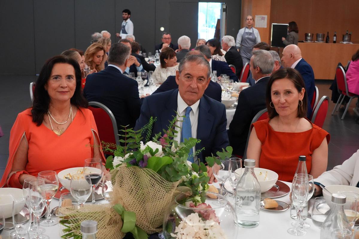 El protagonista de la jornada, Carlos Domínguez, ha presidido la mesa principal.