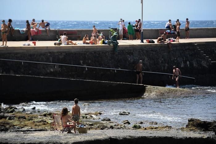 Bañistas y terrazas llenas en la Playa de Arinaga