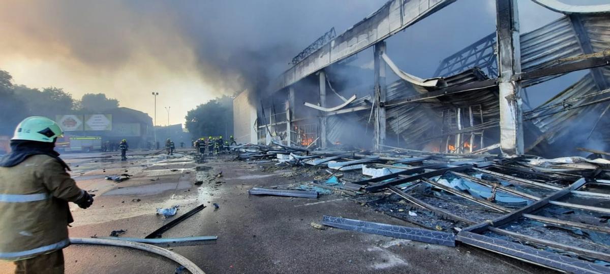 Un misil ruso impacta en un concurrido centro comercial de Ucrania
