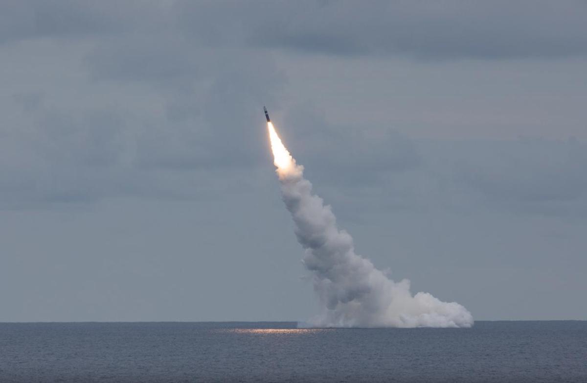 Pruebas de lanzamiento de un misil nuclear Trident II desde un submarino de la US Navy clase Ohio en la costa de Florida en septiembre de 2021