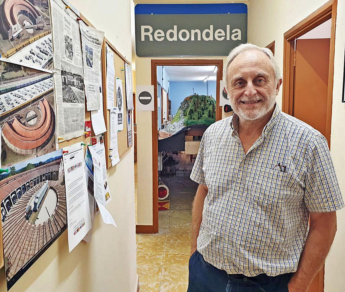 David Fervenza ante una delas maquetas ferroviariasde la Asociación Viguesade Amigos del Ferrocarril.// Marta G. Brea
