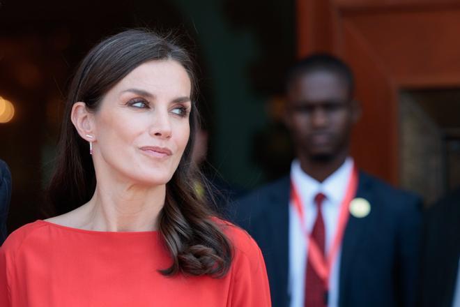 La reina Letizia ha vuelvo a confiar en Massimo Dutti en su viaje a Angola