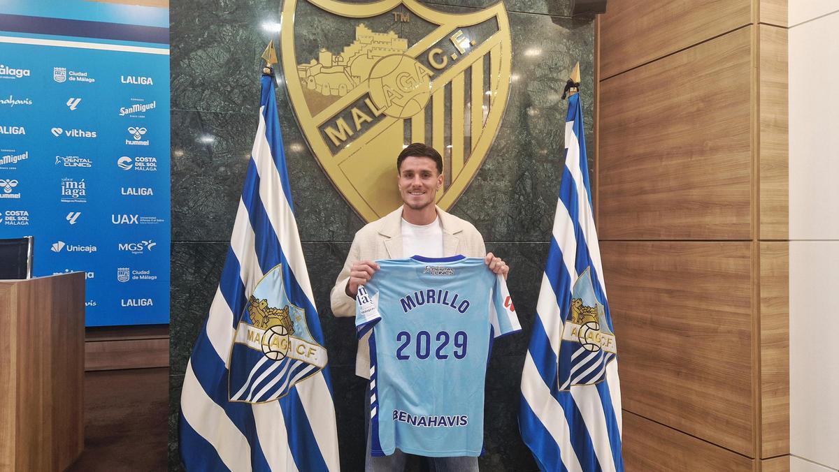 Diego Murillo posa con la camiseta de su renovación en el Málaga CF.