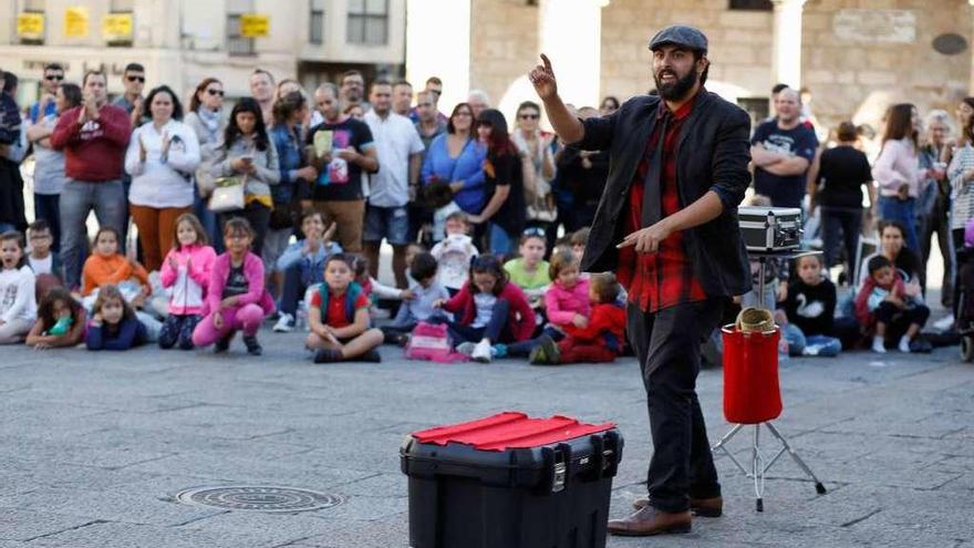 Espectáculo de calle, ayer en la capital.